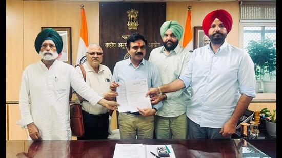 delegation of Punjab Congress MPs on Tuesday submitted a memorandum to the National Commission for Scheduled Castes (NCSC), seeking its immediate intervention into alleged police excesses against sanitation workers during a protest in Barnala last week.