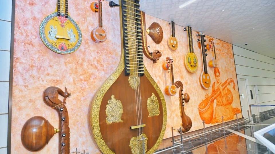 <p>ఉమ్మడి విశాఖపట్నం–విజయనగరం–శ్రీకాకుళం జిల్లాల ఆర్థికాభివృద్ధికి, పర్యాటక రంగ విస్తరణకు, పారిశ్రామిక పెట్టుబడులకు, ఎగుమతులకు, లాజిస్టిక్స్‌కు, ఏరోస్పేస్, డిఫెన్స్ రంగాల అభివృద్ధికి ఈ విమానాశ్రయం కీలక మౌలిక వసతిగా మారనుంది. జీఎంఆర్ విశాఖపట్నం ఇంటర్నేషనల్ ఎయిర్‌పోర్ట్ లిమిటెడ్ (GVIAL) ద్వారా పీపీపీ విధానంలో డిజైన్, బిల్డ్, ఫైనాన్స్, ఆపరేట్ అండ్ ట్రాన్స్‌ఫర్ (DBFOT) పద్ధతిలో భోగాపురం అంతర్జాతీయ విమానాశ్రయాన్ని అభివృద్ధి చేశారు. మొత్తం 2,703.26 ఎకరాల విస్తీర్ణంలో ఈ సమగ్ర ప్రాజెక్టును అభివృద్ధి చేశారు. విమానాశ్రయం –2,203 ఎకరాలు, ఏవియేషన్ హబ్ – 500 ఎకరాలు, ఏవియేషన్ యూనివర్సిటీ/ఎడ్యుసిటీ 136 ఎకరాలు కేటాయించారు. విమానాశ్రయ పరిధిలో ఎయిర్‌సైడ్ డెవలప్‌మెంట్, సిటీ సైడ్ కమర్షియల్ డెవలప్‌మెంట్, రెసిడెన్షియల్ డెవలప్‌మెంట్, అప్రోచ్ రోడ్లు వంటి మౌలిక వసతులను ప్రణాళికాబద్ధంగా అభివృద్ధి చేశారు.</p>