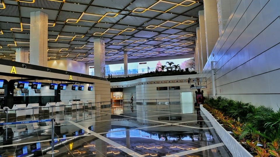<p>విమానాశ్రయాన్ని LEED Platinum ప్రమాణాలకు అనుగుణంగా అభివృద్ధి చేస్తున్నారు. భోగాపురం విమానాశ్రయం ఆధునిక సాంకేతికతకు ప్రతీకగా ఉండటంతో పాటు ఆంధ్రప్రదేశ్ కళా, సాంస్కృతిక వారసత్వాన్ని ప్రతిబింబించేలా రూపొందించారు. ఎయిర్ పోర్టును ఉత్తరాంధ్ర తీరం ప్రతిబింబించేలా ‘ఫ్లయింగ్ ఫిష్’ నమూనాలో తీర్చిదిద్దారు. టెర్మినల్ నిర్మాణానికి బంగాళాఖాతం ఆకారంలో డిజైన్ చేశారు. టెర్మినల్ పైకప్పు, సీలింగ్ డిజైన్లలో సంప్రదాయ పద్ధతుల్ని ఉపయోగించారు. ఆధునిక ఆర్కిటెక్చర్‌ను స్థానిక సంస్కృతి, కళా సంప్రదాయాలతో మేళవించడం ద్వారా ఆంధ్రప్రదేశ్ ప్రత్యేకతను ప్రపంచానికి పరిచయం చేసేలా విమానాశ్రయాన్ని తీర్చిదిద్దారు.</p>