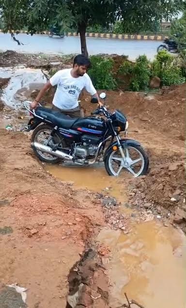 A portion of service road in Sector 59 caved in on Tuesday (HT) (HT Photo)