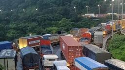 Traffic snarls on Mumbai-Pune Expressway after truck breaks down on road Traffic snarls on Mumbai-Pune Expressway after truck breaks down on road