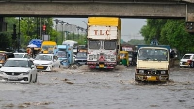 Vehicles wade through a waterlogged stretch during rain. (Parveen Kumar/HT) Vehicles wade through a waterlogged stretch during rain. (Parveen Kumar/HT)