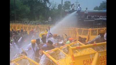 Chaos near the gaushala chowk in Sector 45, Chandigarh, as members of Waris Punjab De and other Sikh organisations marched towards the Punjab CM and governor’s residence. (Ravi Kumar/HT) Chaos near the gaushala chowk in Sector 45, Chandigarh, as members of Waris Punjab De and other Sikh organisations marched towards the Punjab CM and governor’s residence. (Ravi Kumar/HT)
