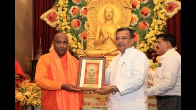 Culture minister felicitating Buddhist monk in Sarnath. (HT photo) Culture minister felicitating Buddhist monk in Sarnath. (HT photo)