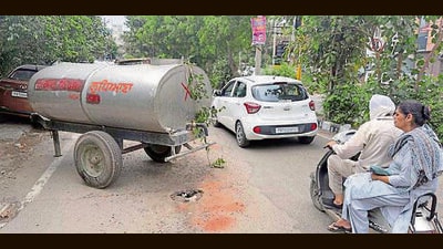 MC parked a tanker near the road cave in Mint Ghumari Chowk in Ludhiana on Wednesday in Ludhiana. (Gurpreet Singh/HT) MC parked a tanker near the road cave in Mint Ghumari Chowk in Ludhiana on Wednesday in Ludhiana. (Gurpreet Singh/HT)