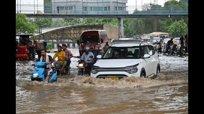 Moderate rainfall caused widespread flooding, delayed school buses and left commuters stranded. Heavy to very heavy rain is forecast on Wednesday. (Parveen Kumar/HT)