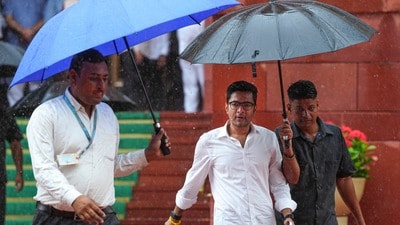 সুপ্রিম কোর্টের দ্বারস্থ হলেন কালীঘাট তৃণমূলের সর্বভারতীয় সাধারণ সম্পাদক অভিষেক বন্দ্যোপাধ্যায়। (PTI) সুপ্রিম কোর্টের দ্বারস্থ হলেন কালীঘাট তৃণমূলের সর্বভারতীয় সাধারণ সম্পাদক অভিষেক বন্দ্যোপাধ্যায়। (PTI)