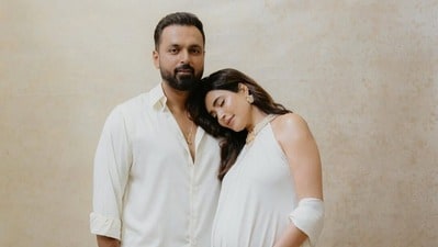 গুরু পূর্ণিমার দিন মা হলেন করিশ্মা (instagram) গুরু পূর্ণিমার দিন মা হলেন করিশ্মা (instagram)