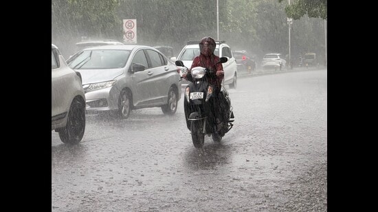 The maximum temperature jumped to 35.1 degree celsius on Wednesday from Tuesday’s 29.6 temperature (Keshav Singh/HT)