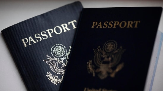 H-1B workers in the US have 60 days to find a new job after losing employment. However, immigration authorities are increasingly denying changes to B-2 tourist visas, complicating job searches for laid-off skilled workers who risk returning to their home countries.