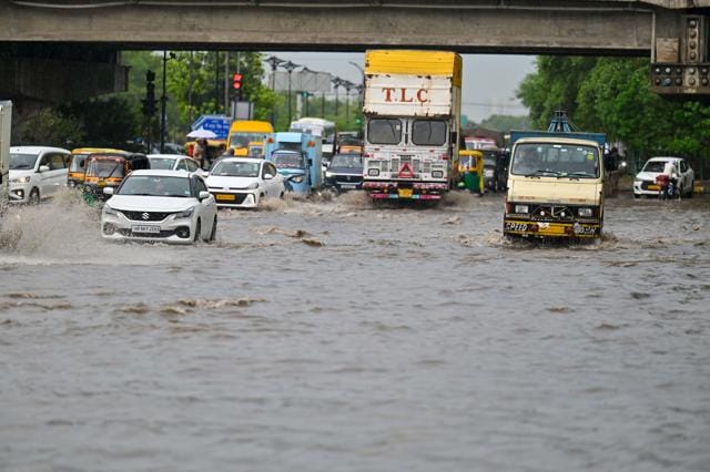 Vehicles wade through a waterlogged stretch during rain on the Sector-14/17 dividing road near MDI Chowk on Tuesday. (Parveen Kumar/HT)