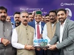 హిమాచల్ ప్రదేశ్ ముఖ్యమంత్రి సుఖ్వీందర్ సింగ్ సుఖు, ఉప ముఖ్యమంత్రి ముకేష్ అగ్నిహోత్రిలకు ఒలెక్ట్రా తమ 4,000వ ఎలక్ట్రిక్ బస్సును అధికారికంగా అందించింది.
