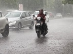 The maximum temperature jumped to 35.1 degree celsius on Wednesday from Tuesday’s 29.6 temperature (Keshav Singh/HT)
