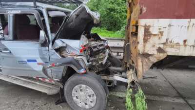 Eight family members injured after jeep hits parked truck near Bhiwandi