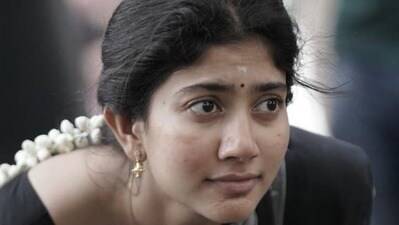 <p>సమాజం సృష్టించిన అందాల కొలమానాల వల్ల చర్మ రంగు తక్కువగా ఉన్నవారు ఎంతటి చిన్నతనానికి గురవుతారో తను దగ్గరగా చూశానని సాయిపల్లవి తెలిపారు. "మా ఇంట్లోనే నా చెల్లి ఈ సమస్యను ఎదుర్కొంది. నేను తనకంటే కాస్త తెల్లగా ఉంటాను. దాంతో తను తెల్లగా మారాలనే ఆశతో ఇష్టం లేకపోయినా కాయగూరలు, పండ్లు తినేది. 'ఇవి తింటే తెల్లగా అవుతావు' అని మా అమ్మ కూడా తనను బలవంతం చేసేది" అని సాయిపల్లవి గుర్తుచేసుకున్నారు. తెల్లగా మారడం కోసం చెల్లి ఇష్టం లేని పదార్థాలు తింటూ పడ్డ వేదన తనను తీవ్రంగా కలిచివేసిందని ఆమె చెప్పారు. "కనీసం నా చెల్లి కోసమైనా నేను ఈ వివక్షకు వ్యతిరేకంగా నిలబడాలని అనుకున్నాను. లేకపోతే అంత డబ్బు సంపాదించి నేను ఏం చేసుకోవాలి?" అని ఆమె ప్రశ్నించారు.</p> <p>సమాజం సృష్టించిన అందాల కొలమానాల వల్ల చర్మ రంగు తక్కువగా ఉన్నవారు ఎంతటి చిన్నతనానికి గురవుతారో తను దగ్గరగా చూశానని సాయిపల్లవి తెలిపారు. "మా ఇంట్లోనే నా చెల్లి ఈ సమస్యను ఎదుర్కొంది. నేను తనకంటే కాస్త తెల్లగా ఉంటాను. దాంతో తను తెల్లగా మారాలనే ఆశతో ఇష్టం లేకపోయినా కాయగూరలు, పండ్లు తినేది. 'ఇవి తింటే తెల్లగా అవుతావు' అని మా అమ్మ కూడా తనను బలవంతం చేసేది" అని సాయిపల్లవి గుర్తుచేసుకున్నారు. తెల్లగా మారడం కోసం చెల్లి ఇష్టం లేని పదార్థాలు తింటూ పడ్డ వేదన తనను తీవ్రంగా కలిచివేసిందని ఆమె చెప్పారు. "కనీసం నా చెల్లి కోసమైనా నేను ఈ వివక్షకు వ్యతిరేకంగా నిలబడాలని అనుకున్నాను. లేకపోతే అంత డబ్బు సంపాదించి నేను ఏం చేసుకోవాలి?" అని ఆమె ప్రశ్నించారు.</p>