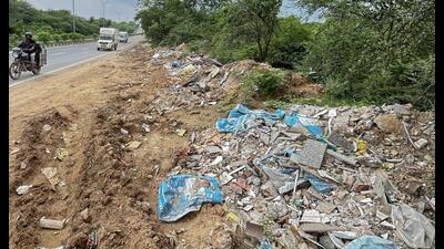 According to residents, fresh dumping has been spotted despite earlier action by civic authorities. (Parveen Kumar/HT) According to residents, fresh dumping has been spotted despite earlier action by civic authorities. (Parveen Kumar/HT)