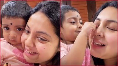 মাকে কাছে পেয়ে আদুরে কৃষভি। কৃষভি মাকে কাছে পেয়ে আদুরে কৃষভি। কৃষভি
