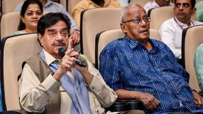 দিল্লিতে বিজেপির প্রাক্তন সর্বভারতীয় সভাপতি জে পি নড্ডার সঙ্গে একই অনুষ্ঠানে দেখা গেল তৃণমূলের দুই প্রবীণ সাংসদ শত্রুঘ্ন সিনহা ও সৌগত রায়কে। (@MoHFW_INDIA)