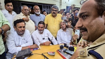 বাঁকিপুর উপনির্বাচনের আগেই ‘জন সুরাজ’ কর্মীদের আটক! BJPকে ধাক্কা দিতে আসরে এবার পিকে (PTI) বাঁকিপুর উপনির্বাচনের আগেই ‘জন সুরাজ’ কর্মীদের আটক! BJPকে ধাক্কা দিতে আসরে এবার পিকে (PTI)