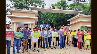 The protesters outside SCD Government College in Ludhiana on Thursday. (HT Photo) The protesters outside SCD Government College in Ludhiana on Thursday. (HT Photo)