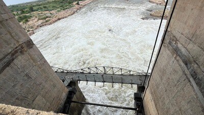 <p>ఎగువ క్యాచ్మెంట్ ప్రాంతాల్లో వర్షాలు ఇలాగే కొనసాగి/// జూరాలకు వచ్చే వరద ప్రవాహం మరింత పెరిగితే అధికారులు మరిన్ని గేట్లను ఎత్తి దిగువకు నీటిని విడుదల చేసే అవకాశం ఉంది. ఈ నేపథ్యంలో కృష్ణా నది పరివాహక ప్రాంత ప్రజలు, రైతులు, మత్స్యకారులు అప్రమత్తంగా ఉండాలని, నదిలోకి దిగవద్దని అధికారులు హెచ్చరికలు జారీ చేశారు.</p> <p>ఎగువ క్యాచ్మెంట్ ప్రాంతాల్లో వర్షాలు ఇలాగే కొనసాగి/// జూరాలకు వచ్చే వరద ప్రవాహం మరింత పెరిగితే అధికారులు మరిన్ని గేట్లను ఎత్తి దిగువకు నీటిని విడుదల చేసే అవకాశం ఉంది. ఈ నేపథ్యంలో కృష్ణా నది పరివాహక ప్రాంత ప్రజలు, రైతులు, మత్స్యకారులు అప్రమత్తంగా ఉండాలని, నదిలోకి దిగవద్దని అధికారులు హెచ్చరికలు జారీ చేశారు.</p>