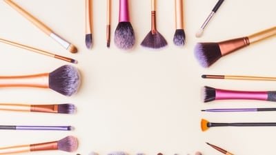 Daniel Bauer shares his tips on how to clean your makeup brushes (magnific)