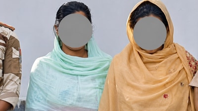 রুহিদা বেগম (৪৬) এবং রোহানা বেগম (১৮) নামে দুই মহিলাকে গ্রেপ্তার করা হয় বোমা বিক্রির চেষ্টা করার সময় রুহিদা বেগম (৪৬) এবং রোহানা বেগম (১৮) নামে দুই মহিলাকে গ্রেপ্তার করা হয় বোমা বিক্রির চেষ্টা করার সময়