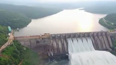 <p>ఎగువన కురుస్తున్న భారీ వర్షాలతో జోగులాంబ గద్వాల జిల్లాలోని జూరాల ప్రాజెక్టుకు భారీగా వరద నీరు వచ్చి చేరుతోంది. దీంతో అధికారులు 10 గేట్లు ఎత్తి దిగువకు నీటిని విడుదల చేస్తున్నారు. దీంతో శ్రీశైలం ప్రాజెక్టుకు కూడా వరద నీరు వచ్చి చేరుతోంది.</p> <p>ఎగువన కురుస్తున్న భారీ వర్షాలతో జోగులాంబ గద్వాల జిల్లాలోని జూరాల ప్రాజెక్టుకు భారీగా వరద నీరు వచ్చి చేరుతోంది. దీంతో అధికారులు 10 గేట్లు ఎత్తి దిగువకు నీటిని విడుదల చేస్తున్నారు. దీంతో శ్రీశైలం ప్రాజెక్టుకు కూడా వరద నీరు వచ్చి చేరుతోంది.</p>
