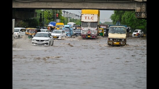 (Representative image) Officials said repeated reminders were issued to deploy pumping machinery in Ward 25, but the required equipment was allegedly not provided during the rainfall. (Parveen Kumar/HT)