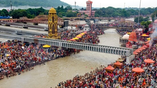 Devotees also visited the Daksheshwar Mahadev Temple in Kankhal from early morning to perform Jalabhishek and offer prayers to Lord Bholenath.