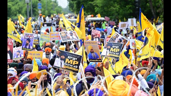 The FIR states that protesters armed with swords, axes, spears and sticks attacked police while attempting to force their way through the barricades. (HT File)