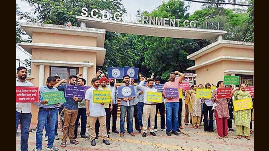 The protesters outside SCD Government College in Ludhiana on Thursday. (HT Photo)