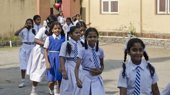 Rajasthan CM transfers ₹250 crore via DBT to 40 lakh students for uniforms (HT file)