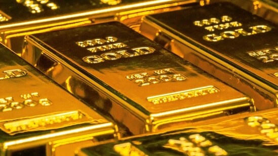 Police recovered <span class='webrupee'>₹</span>28.5 crore in cash and 15 kg of gold bars during a search at a house in West Bengal's Birbhum district.
