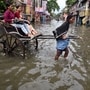 দক্ষিণবঙ্গে আপাতত ভারী বৃষ্টির সম্ভাবনা না থাকলেও আগামী কয়েক দিন বিক্ষিপ্তভাবে হালকা থেকে মাঝারি বৃষ্টি চলবে