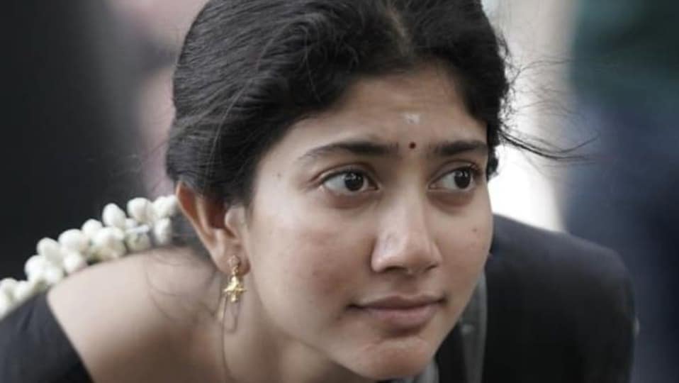 <p>సమాజం సృష్టించిన అందాల కొలమానాల వల్ల చర్మ రంగు తక్కువగా ఉన్నవారు ఎంతటి చిన్నతనానికి గురవుతారో తను దగ్గరగా చూశానని సాయిపల్లవి తెలిపారు. "మా ఇంట్లోనే నా చెల్లి ఈ సమస్యను ఎదుర్కొంది. నేను తనకంటే కాస్త తెల్లగా ఉంటాను. దాంతో తను తెల్లగా మారాలనే ఆశతో ఇష్టం లేకపోయినా కాయగూరలు, పండ్లు తినేది. 'ఇవి తింటే తెల్లగా అవుతావు' అని మా అమ్మ కూడా తనను బలవంతం చేసేది" అని సాయిపల్లవి గుర్తుచేసుకున్నారు. తెల్లగా మారడం కోసం చెల్లి ఇష్టం లేని పదార్థాలు తింటూ పడ్డ వేదన తనను తీవ్రంగా కలిచివేసిందని ఆమె చెప్పారు. "కనీసం నా చెల్లి కోసమైనా నేను ఈ వివక్షకు వ్యతిరేకంగా నిలబడాలని అనుకున్నాను. లేకపోతే అంత డబ్బు సంపాదించి నేను ఏం చేసుకోవాలి?" అని ఆమె ప్రశ్నించారు.</p>