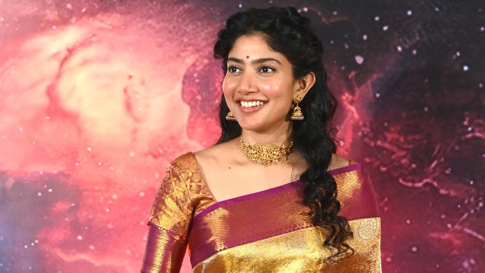 <p>తనని తనుగా ఆమోదించిన అభిమానులను మోసం చేయడం తన వల్ల కాదని సాయిపల్లవి అన్నారు. ఫెయిర్‌నెస్ క్రీమ్ ప్రకటనల్లో నటించి, ప్రజల్లో చర్మ రంగుపై అపరాధ భావాన్ని లేదా ఆత్మన్యూనతా భావాన్ని పెంచడం తనకు ఇష్టం లేకే ఆ రూ.2 కోట్ల ఆఫర్‌ను వదులుకున్నానని ఈ 'రామాయణం' నటి స్పష్టం చేశారు.</p>(PTI)