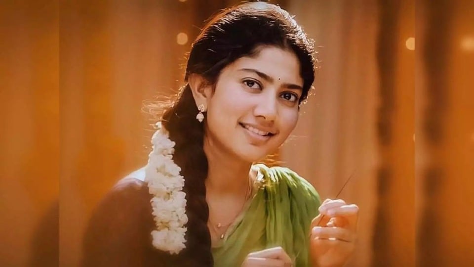 <p>అయితే 'ప్రేమమ్' సినిమా విడుదలయ్యాక ప్రేక్షకులు తన్ను ఉన్నది ఉన్నట్లుగానే ఆదరించారని, ముఖంపై మొటిమలు ఉన్నప్పటికీ అభిమానించారని సాయిపల్లవి ఆనందం వ్యక్తం చేశారు. "నాలాంటి సాధారణ అమ్మాయిని జనాలు ఆదరించడం చూసి, ముఖ్యంగా చిన్న పిల్లలు, టీనేజర్లు ఎంతగానో స్ఫూర్తి పొందారు. 'మొటిమలు ఉన్నా ఆమెను అందరూ ఇష్టపడుతున్నారు' అనే భావన వారిలో ఆత్మవిశ్వాసాన్ని నింపింది. అది నాలో మరింత ధైర్యాన్ని పెంచింది," అని ఆమె వివరించారు.</p>