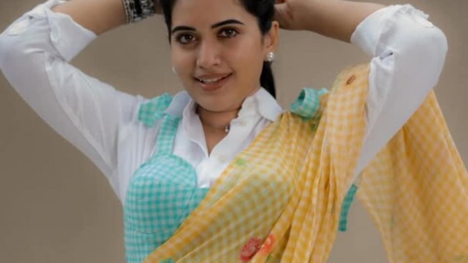 <p>ఓ వైపు షోలు, మరోవైపు మూవీ ఈవెంట్లు, ఇంకో వైపు సినిమా షూటింగ్ లతో స్రవంతి చొక్కారపు తెగ బిజీ అయిపోయింది. </p>(instagram-sravanthi_chokarapu)