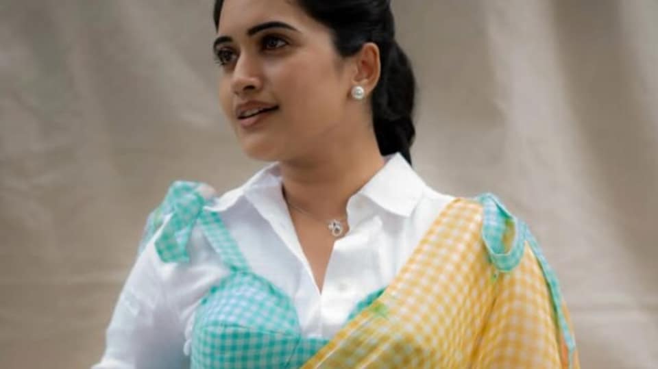 <p>మధ్యలో గ్యాప్ దొరికినప్పుడు ఇలా సోషల్ మీడియాలో గ్లామర్ పోజులతో అలరిస్తోంది స్రవంతి చొక్కారపు. </p>(instagram-sravanthi_chokarapu)