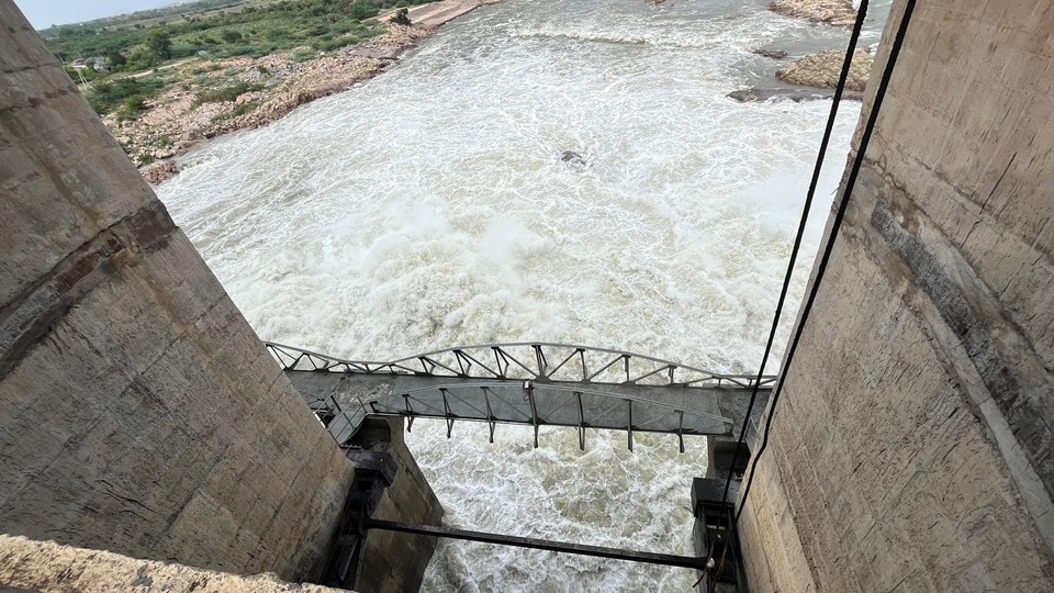 <p>ఎగువ క్యాచ్‌మెంట్ ప్రాంతాల్లో వర్షాలు ఇలాగే కొనసాగి/// జూరాలకు వచ్చే వరద ప్రవాహం మరింత పెరిగితే అధికారులు మరిన్ని గేట్లను ఎత్తి దిగువకు నీటిని విడుదల చేసే అవకాశం ఉంది. ఈ నేపథ్యంలో కృష్ణా నది పరివాహక ప్రాంత ప్రజలు, రైతులు, మత్స్యకారులు అప్రమత్తంగా ఉండాలని, నదిలోకి దిగవద్దని అధికారులు హెచ్చరికలు జారీ చేశారు.</p>