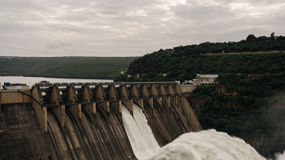 <p>ప్రస్తుతం జూరాల ప్రాజెక్ట్‌లోకి 90,000 క్యూసెక్కుల ఇన్ ఫ్లో (వరద నీరు) వచ్చి చేరుతోంది. ప్రాజెక్ట్ భద్రత మరియు నీటి నిల్వలను సమతుల్యం చేయడానికి అధికారులు అవుట్ ఫ్లో పెంచారు.</p>
