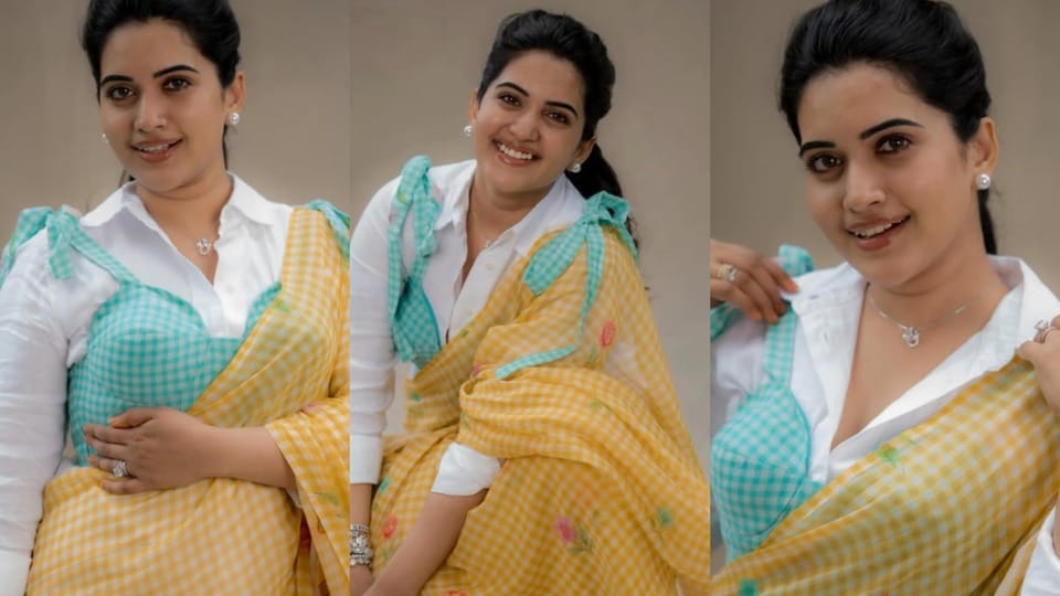 <p>స్రవంతి చొక్కారపు లేటెస్ట్ ట్రెండీ పిక్స్ సోషల్ మీడియాను షేక్ చేస్తున్నాయి. వెస్టర్న్ టాప్ పైన చీర కట్టిన ఈ భామ పోజులు ఇప్పుడు వైరల్ గా మారాయి. </p>(instagram-sravanthi_chokarapu)