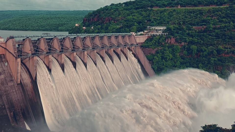 <p>గేట్ల ద్వారా మరియు జలవిద్యుత్ ఉత్పత్తి ద్వారా కలిపి మొత్తంగా ప్రాజెక్ట్ నుంచి దిగువన ఉన్న శ్రీశైలం జలాశయానికి 77,352 క్యూసెక్కుల నీరు చేరుతోంది.</p>