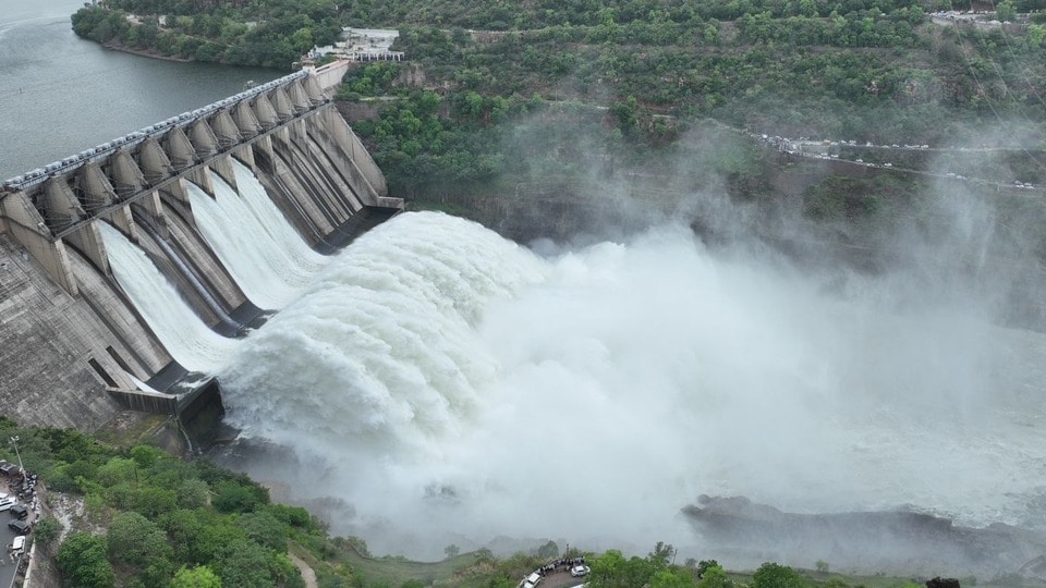 <p>ఎత్తిన 10 గేట్ల ద్వారా 39,080 క్యూసెక్కుల నీటిని నేరుగా నదిలోకి వదులుతున్నారు. దీనికి అదనంగా, ప్రాజెక్ట్ వద్ద ఉన్న జలవిద్యుత్ కేంద్రంలో విద్యుత్ ఉత్పత్తిని ముమ్మరం చేస్తూ యూనిట్ల ద్వారా 38,272 క్యూసెక్కుల నీటిని దిగువకు పంపుతున్నారు.</p>