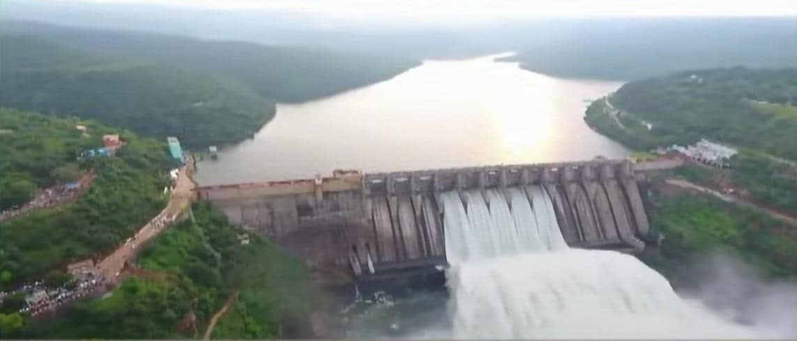 <p>ఎగువన కురుస్తున్న భారీ వర్షాలతో జోగులాంబ గద్వాల జిల్లాలోని జూరాల ప్రాజెక్టుకు భారీగా వరద నీరు వచ్చి చేరుతోంది. దీంతో అధికారులు 10 గేట్లు ఎత్తి దిగువకు నీటిని విడుదల చేస్తున్నారు. దీంతో శ్రీశైలం ప్రాజెక్టుకు కూడా వరద నీరు వచ్చి చేరుతోంది.</p> <p>ఎగువన కురుస్తున్న భారీ వర్షాలతో జోగులాంబ గద్వాల జిల్లాలోని జూరాల ప్రాజెక్టుకు భారీగా వరద నీరు వచ్చి చేరుతోంది. దీంతో అధికారులు 10 గేట్లు ఎత్తి దిగువకు నీటిని విడుదల చేస్తున్నారు. దీంతో శ్రీశైలం ప్రాజెక్టుకు కూడా వరద నీరు వచ్చి చేరుతోంది.</p>
