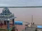 <p>ఎగువ ప్రాంతాల్లో కురుస్తున్న భారీ వర్షాలకు తోడు వరద ప్రవాహం తీవ్రమవ్వడంతో భద్రాచలం వద్ద గోదావరి నది ఉగ్రరూపం దాలుస్తోంది. క్రమక్రమంగా పెరుగుతున్న వరద నీటితో భద్రాచలం వద్ద గోదావరి నీటిమట్టం 43 అడుగుల మార్కును తాకింది. </p><p> </p>(ఫైల్ ఫొటో)