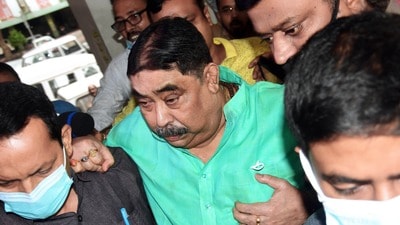 বীরভূমের তথাকথিত ‘পাথরসম্রাট’ টুলু মণ্ডলের সঙ্গে নিজের নাম বারবার জড়ানো নিয়ে তীব্র ক্ষোভ প্রকাশ করলেন তৃণমূল কংগ্রেসের বীরভূমের প্রাক্তন জেলা সভাপতি অনুব্রত মণ্ডল। বীরভূমের তথাকথিত ‘পাথরসম্রাট’ টুলু মণ্ডলের সঙ্গে নিজের নাম বারবার জড়ানো নিয়ে তীব্র ক্ষোভ প্রকাশ করলেন তৃণমূল কংগ্রেসের বীরভূমের প্রাক্তন জেলা সভাপতি অনুব্রত মণ্ডল।