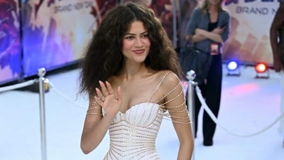 The ensemble features a mermaid skirt with layered ivory panels that flow into a train trailing behind her as she walks the red carpet. (AFP) The ensemble features a mermaid skirt with layered ivory panels that flow into a train trailing behind her as she walks the red carpet. (AFP)