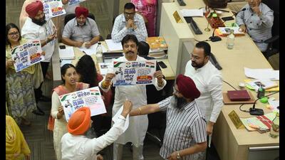 Congress and AAP members protesting during the MC House meeting at the Municipal Corporation office in Sector 17, Chandigarh, on Friday. (Keshav Singh/HT) Congress and AAP members protesting during the MC House meeting at the Municipal Corporation office in Sector 17, Chandigarh, on Friday. (Keshav Singh/HT)